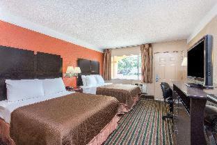Howard Johnson By Wyndham Historic Lake Charles Phòng bức ảnh