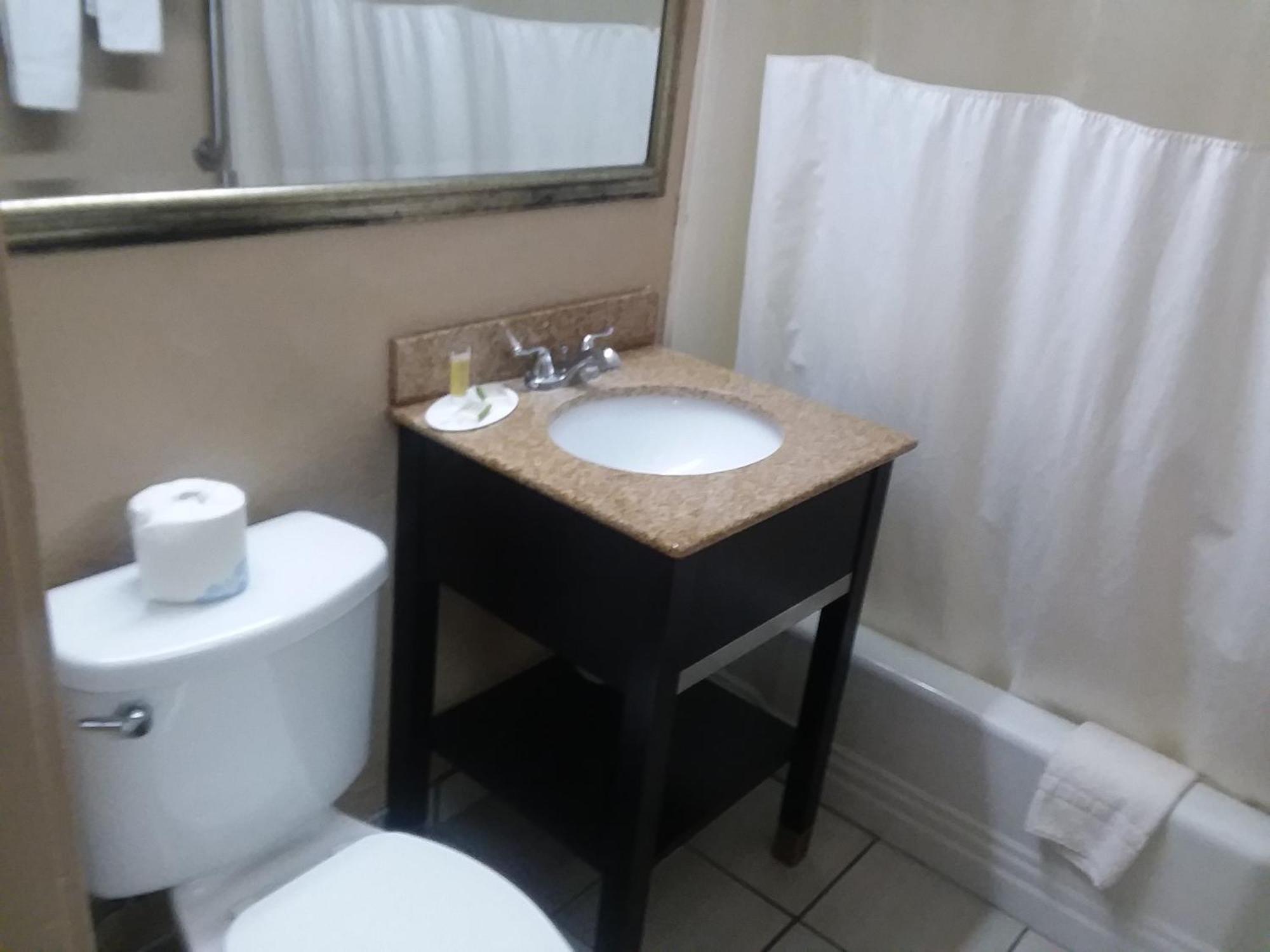 Howard Johnson By Wyndham Historic Lake Charles Ngoại thất bức ảnh