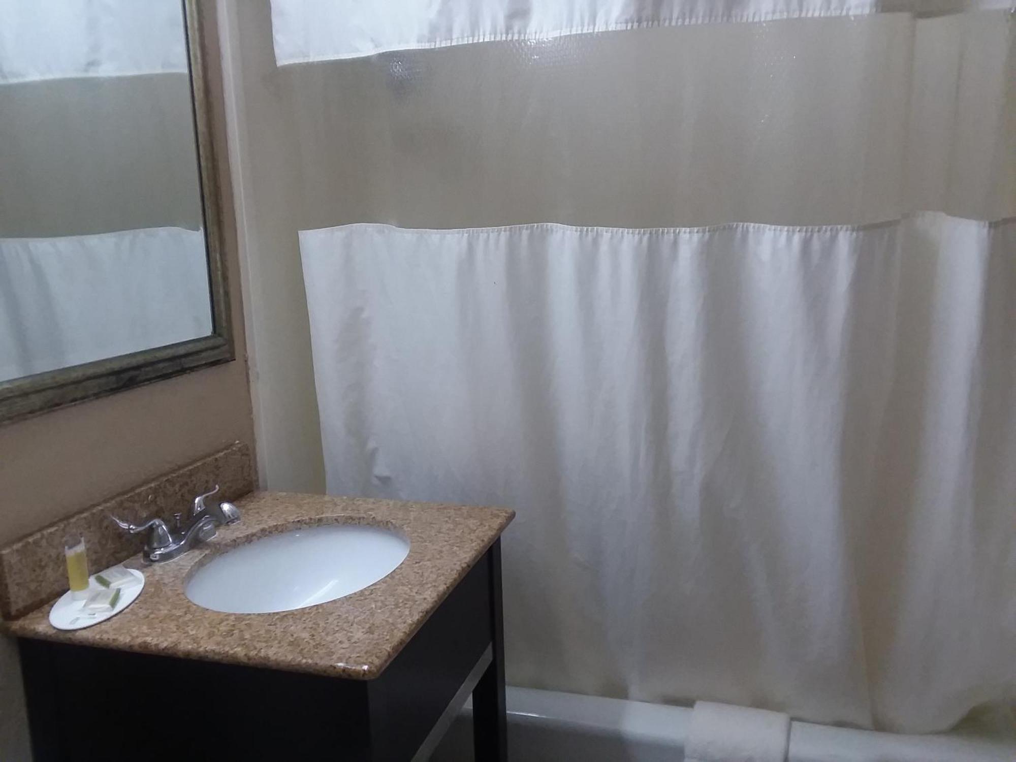 Howard Johnson By Wyndham Historic Lake Charles Ngoại thất bức ảnh