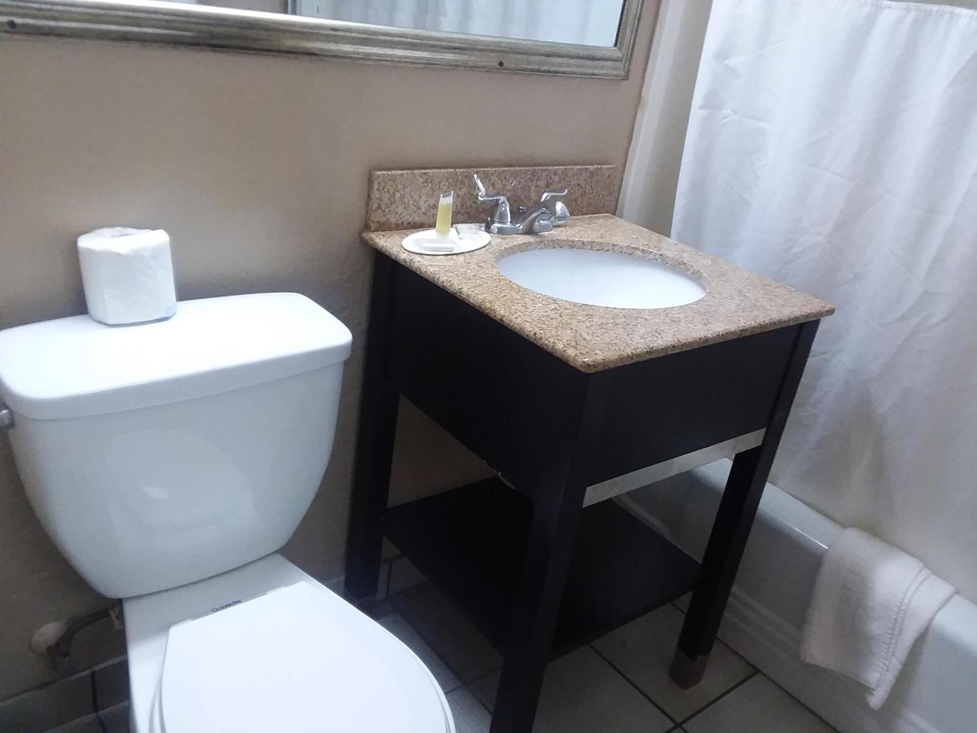 Howard Johnson By Wyndham Historic Lake Charles Ngoại thất bức ảnh