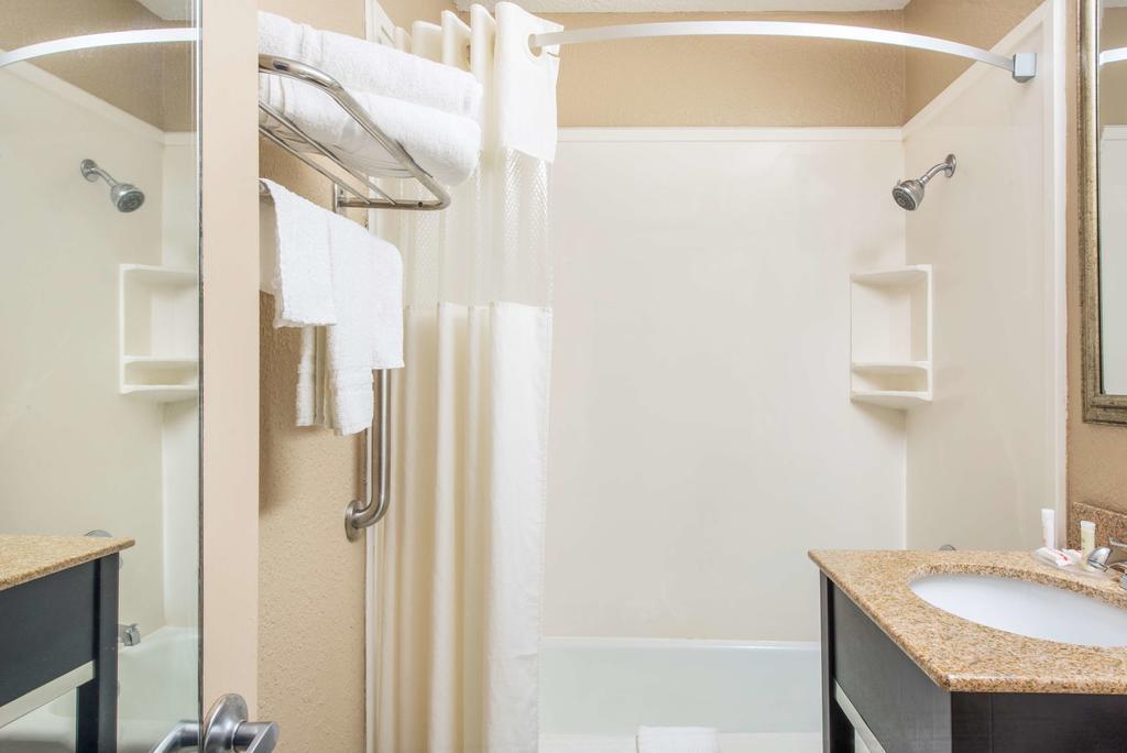 Howard Johnson By Wyndham Historic Lake Charles Ngoại thất bức ảnh