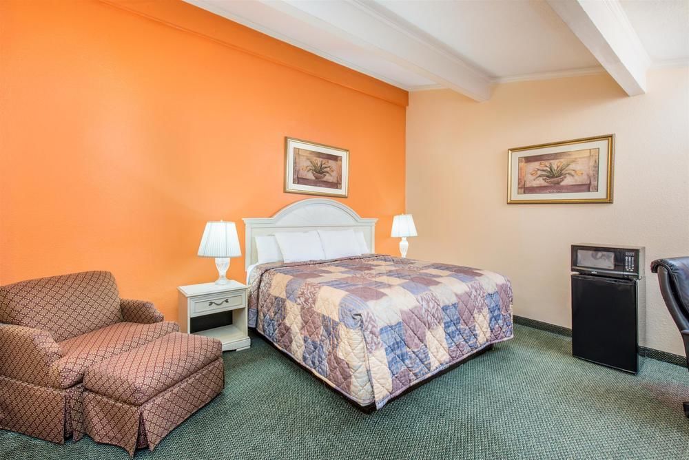 Howard Johnson By Wyndham Historic Lake Charles Ngoại thất bức ảnh